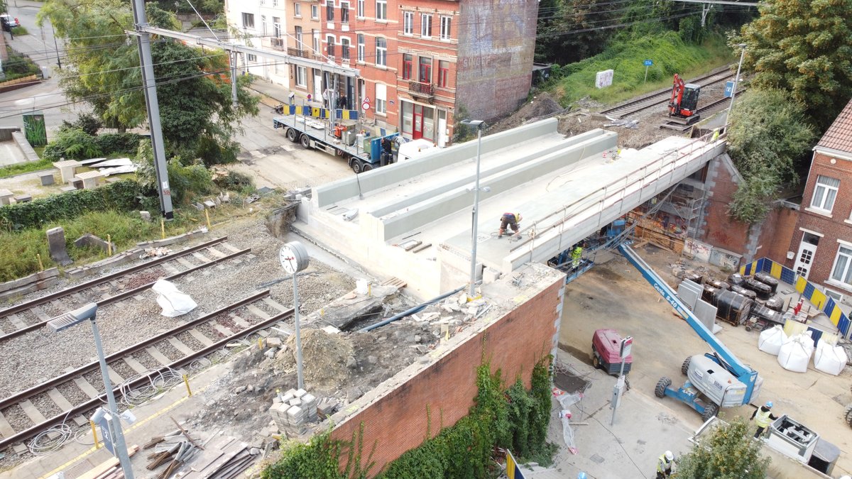 La gare de Forest-Est se dote d’un nouveau pont 🏗 🚧  Ce nouvel ouvrage de 21,5 mètres et d’un poids unitaire de 100 tonnes contribuera à une meilleure acoustique. Merci aux 👷👷‍♀️ d’ <a href="/Infrabel_FR/">Infrabel_FR</a> et à nos sous-traitants pour ce travail millimétré !