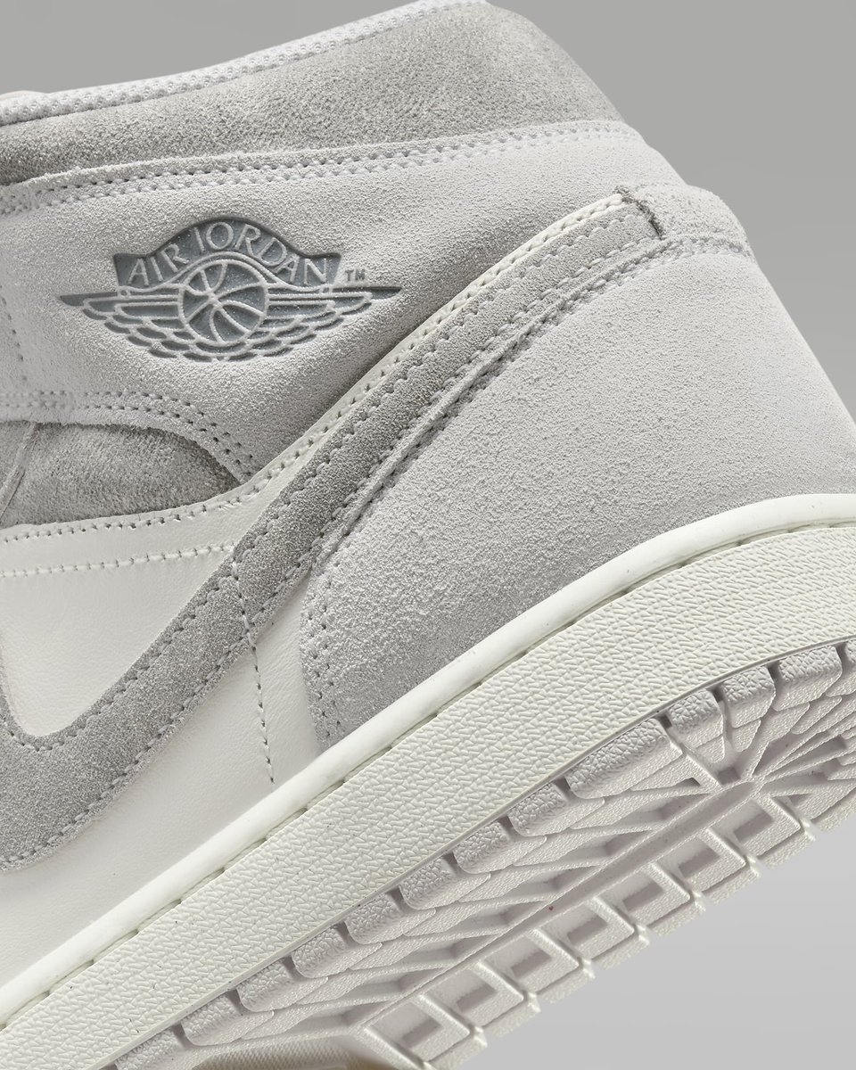 KicksFinder's tweet photo. Ad: NEW via Nike US
Air Jordan 1 Mid SE "Neutral Grey/Smoke Grey"

>> https://t.co/5DR8YfRl1B https://t.co/muJp3Vx8em