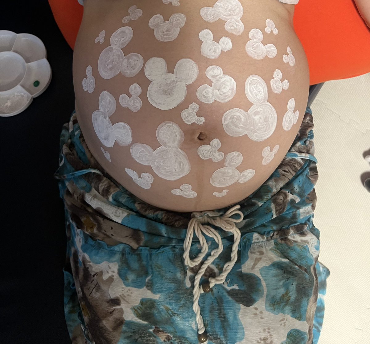 Asuka__Wada's tweet photo. 旦那さまに描いてもらったマタニティペイント！
息子が2歳になって急に喘息&amp;アレルギー発症してバタバタやったけど、なんとかイベントはしとかねば！と、急遽撮影。
絵の具セットは部屋中に投げ散らかされました。（笑）
２歳児恐ろしい。 https://t.co/lHtKSzZFRm