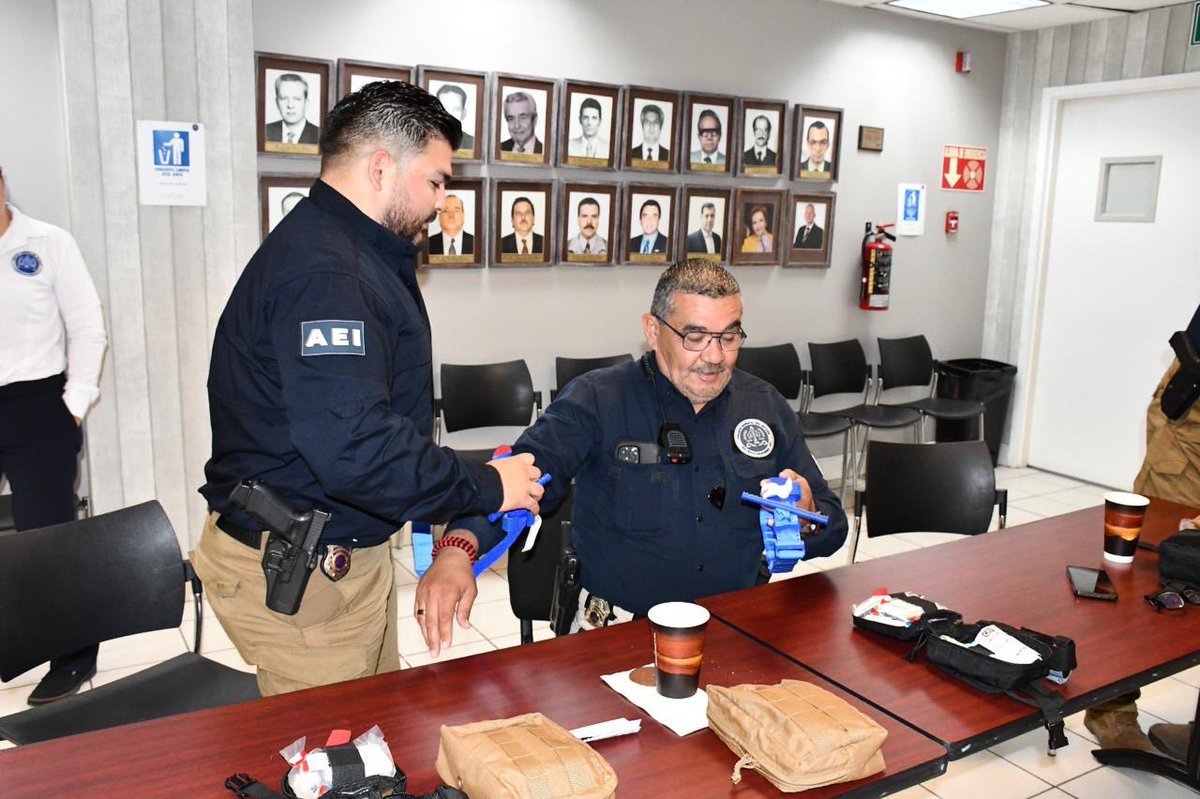 USBPChiefELC's tweet photo. Building relationships through 1st responder training.
#ElCentro Foreign Ops Branch provided #IndividualFirstAidKit training to partners in the Mex Fiscalía General del Estado. They learned lifesaving skills: tourniquet application, wound packing, & preventing hypothermia. https://t.co/qnspttHc8C