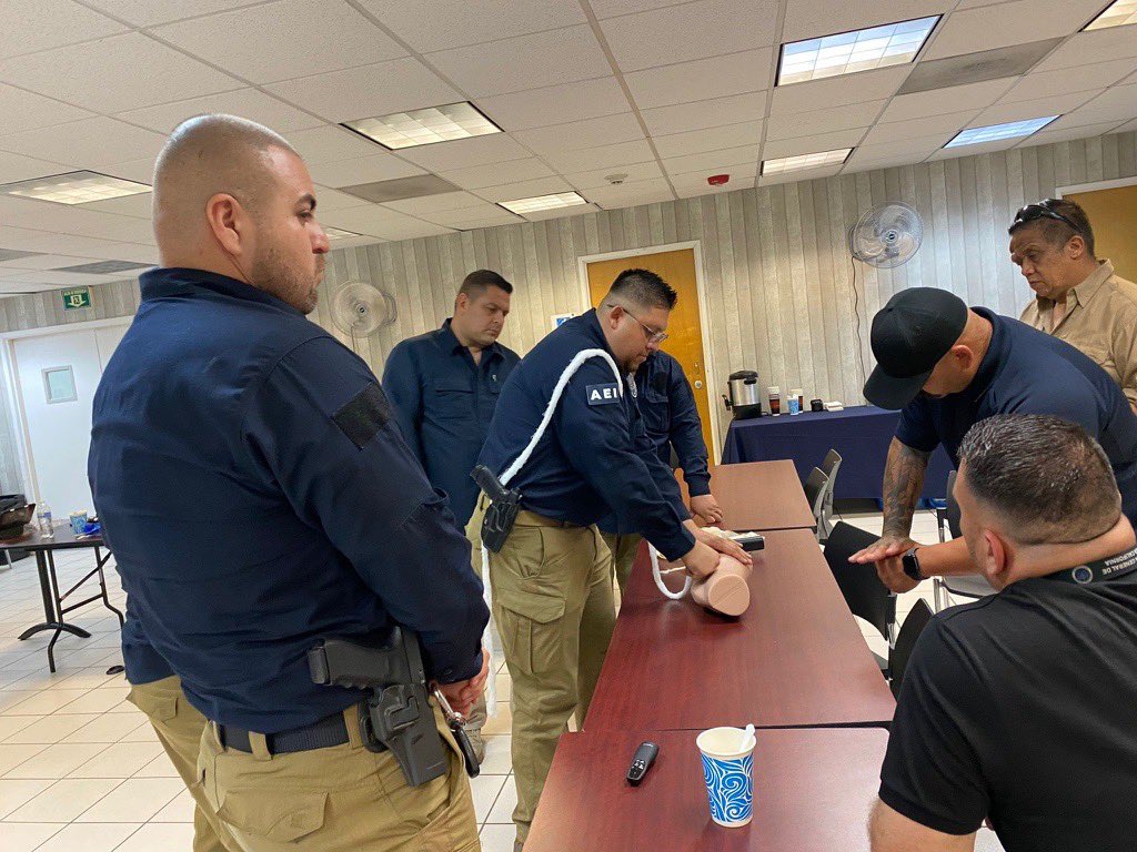 USBPChiefELC's tweet photo. Building relationships through 1st responder training.
#ElCentro Foreign Ops Branch provided #IndividualFirstAidKit training to partners in the Mex Fiscalía General del Estado. They learned lifesaving skills: tourniquet application, wound packing, & preventing hypothermia. https://t.co/qnspttHc8C