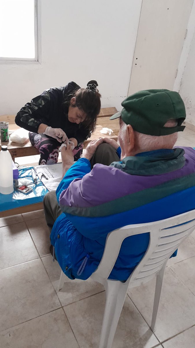 MariaaAlbornozz's tweet photo. Seguimos Acompañando a los vecinos con el Servicio Gratuito de Pedicuria. Gracias a la Subsecretaria de Programas Sociales y Abordaje Territorial por el Compromiso y Atención. #Zona24 😊
@jaimemendezh 
@NigroFrancisco 
@SabiiiLop 
@luisdpradal https://t.co/PFZACTTgIa