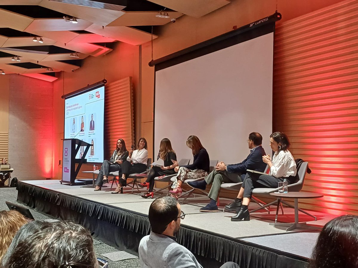 “Desde <a href="/MujeresTIC_Col/">MujeresTIC Col</a>, inspiramos a las mujeres a abrazar la tecnología. Este es un paso clave en su camino como emprendedoras y empresarias. La tecnología es una herramienta poderosa para el empoderamiento femenino” <a href="/anakarinaqa/">ana karina quessep</a> en el Foro de Empresarias y Emprendedoras