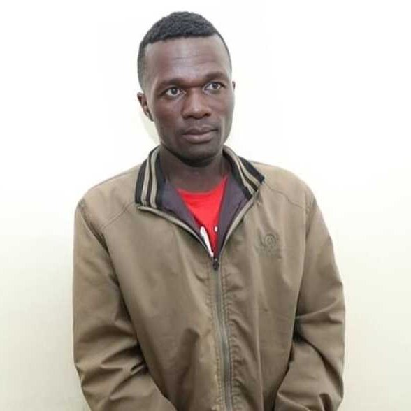 darkwebhaber's tweet photo. Kenya'da eşi dahil 42 kadını öldüren seri katil, gözaltına alındığı karakoldan kaçtı. Ülke alarma geçti. https://t.co/Seh94CM2ln