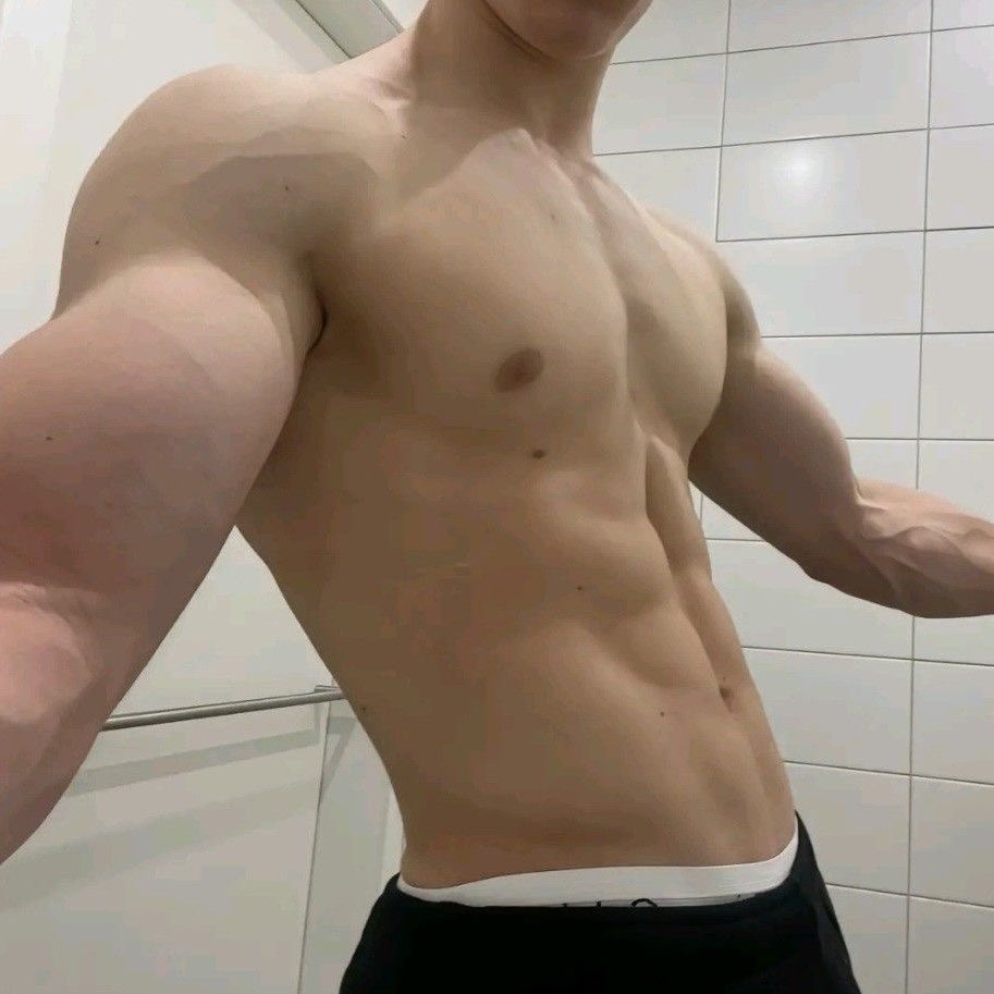 adraeon's tweet photo. prefiro homens assim mais parrudinhos do que os malhados de academia https://t.co/KDKEq0odyB