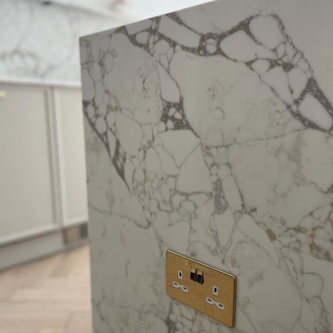 If you adore the aesthetic of marble but wish to avoid its risks and maintenance, look no further! Introducing Arabescato Cremo Quartz. With beautiful veining reminiscent of marble and the convenience of quartz, you can have the best of both worlds

 #arabescato #arabescatocremo