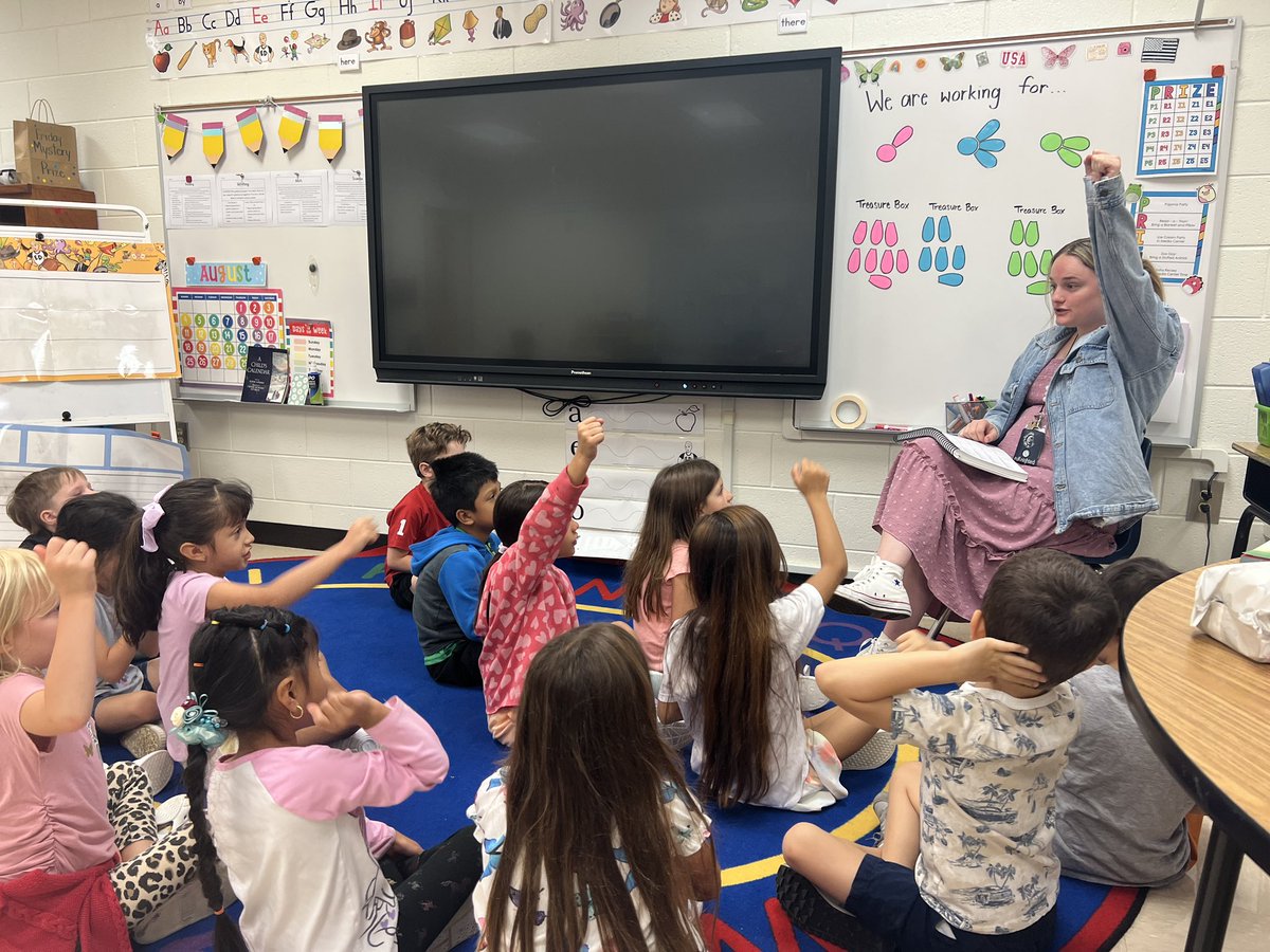 LoriSmith_Knox's tweet image. Our @KnoxESKnights fabulous firsties are building phonemic awareness - rocking Heggerty!! 
#ElevatingExcellenceCCSD
#5Pillars
#PhonemicAwareness
@knox_mcintosh @tammieanderson @kschmitt1