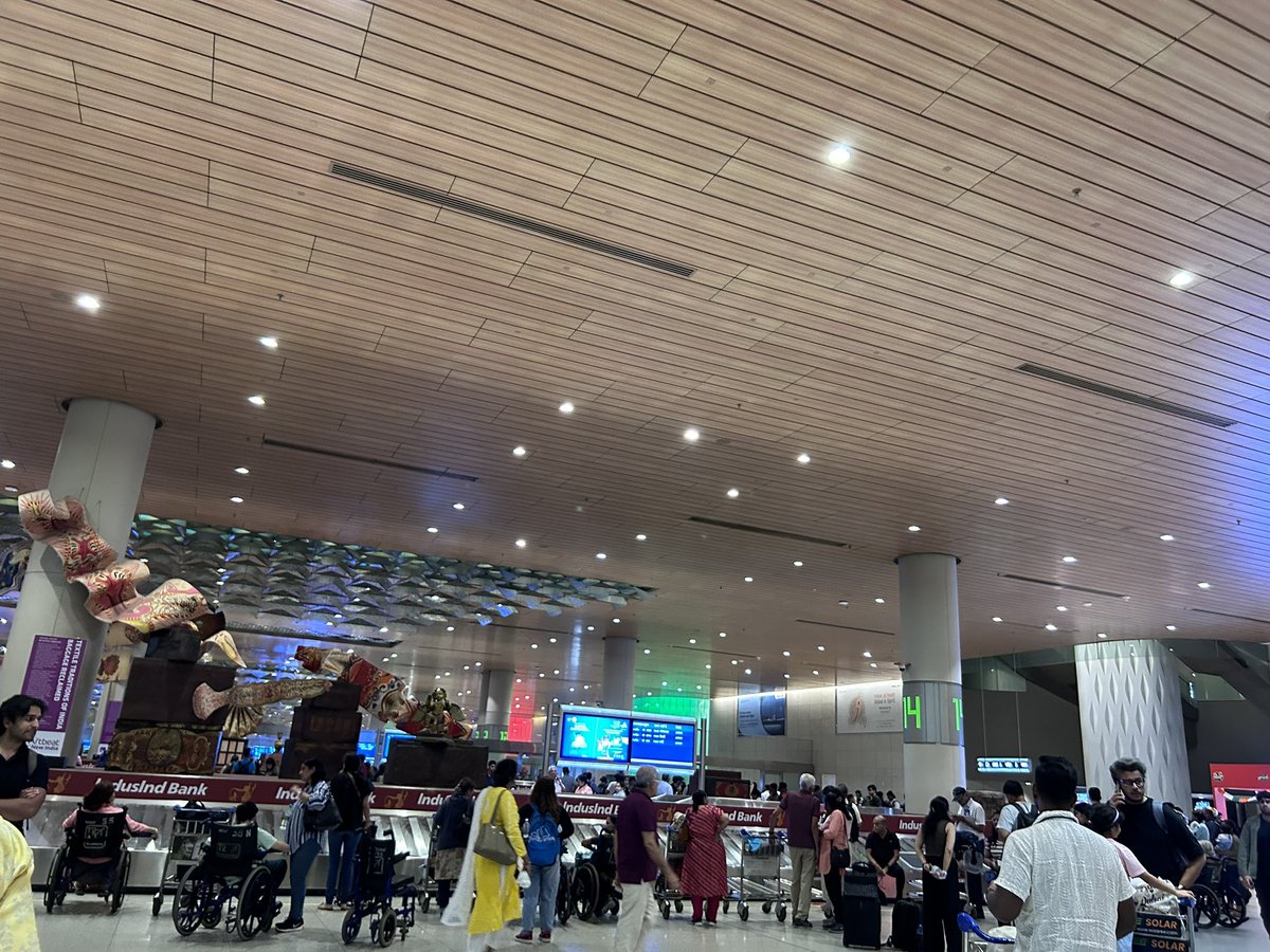 AnushreeKoli's tweet photo. Loaders on strike at Terminal 2 , Mumbai. Flights piling up and passengers increasing. Chaotic  and unprofessional. Waiting for the luggage for more than 1 hour with no hope for early resolution. @IndiGo6E @BOMairport please sort the matter so that we can go home. @MocaINDIA https://t.co/H0ODvzmujY