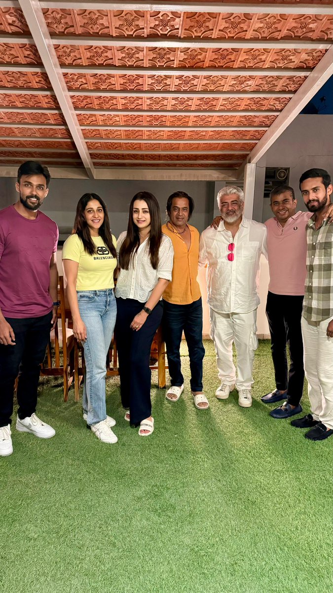 Ajithkumar_Fan_'s tweet photo. The most Amazing people in one frame ❤️❤️ #VidaaMuyarchi #Ajithkumar𓃵 #ajith #Trisha #Arjun #Aarav #ReginaCassandra https://t.co/69EDv2inUt