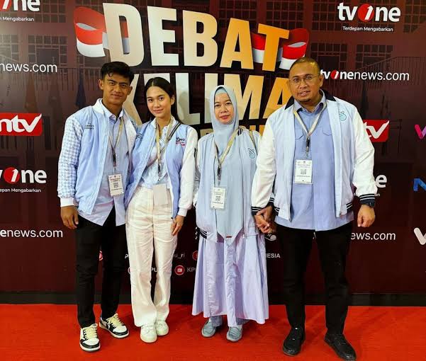 Nabi_Urban's tweet photo. Arhan cuma dimanfaatin anggota dpr buat naikin prabowo ditiktok😂 https://t.co/DDM8BNOG7t