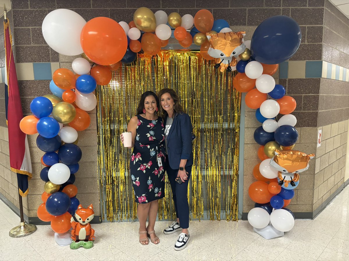 All smiles at <a href="/FH_NKCSD/">Fox Hill Elementary</a> this morning for #NKC1stDay as I stopped by to check in with staff.