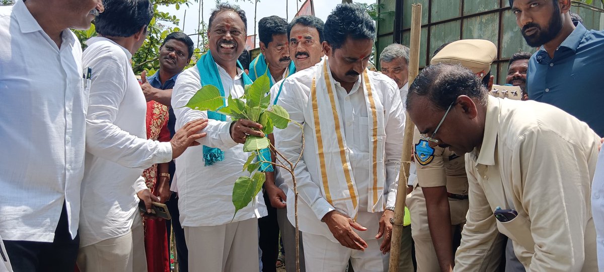 MLAGSRBHPL108's tweet photo. The program of the Ministers @jupallyk_rao ,@seethakkaMLA , @KadiyamKavya, @KRNagarajuTS who came to Kodavadam in Regonda Mandal for the development of Pratipandesh Temple and Pandavas Gutta has been successfully concluded. https://t.co/lzmQykcHRD