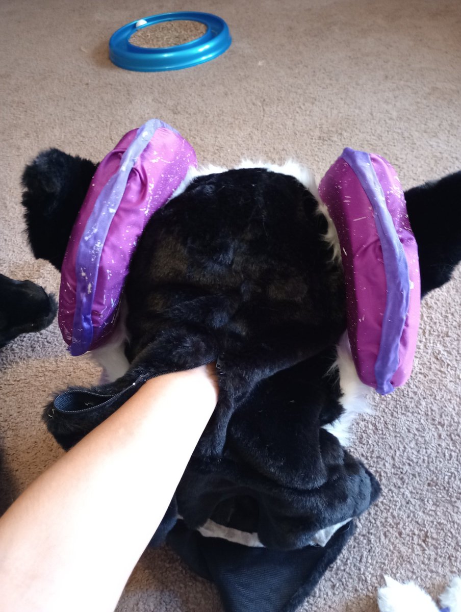 Wild_Auzzie's tweet photo. She includes a mq head with some flaws, a lq-mq tail that ranges about 4 feet long, and a pair of lq webbed paws that are made with small hands in mind. Her nose includes a hidden squeaker so when squeezed, it will squeak. She also includes a balaclava to make up for the lack of- https://t.co/IKN6BqOjcg