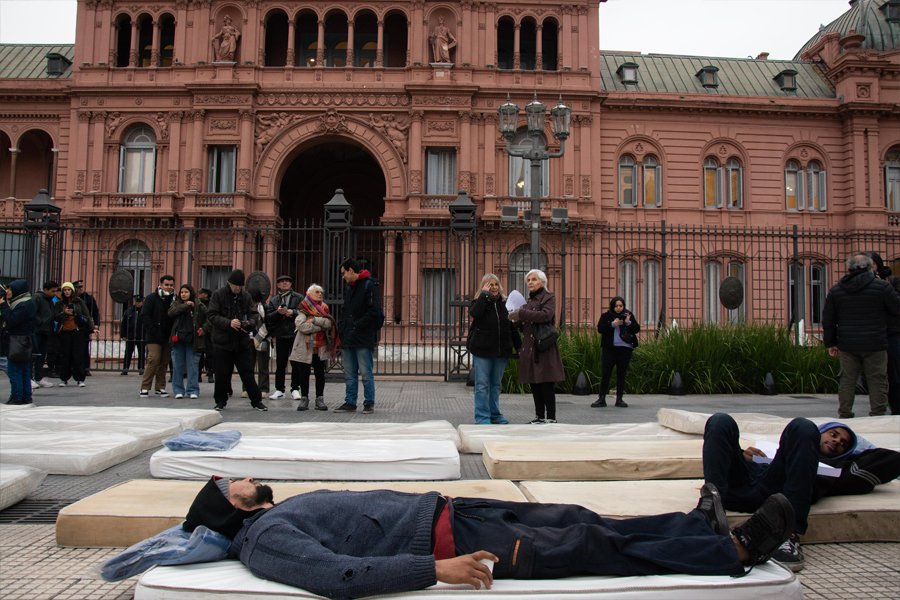 Red__Accion's tweet photo. "Colchonazo": que las leyes se cumplan y el subsidio 690 sea ley

Bajo la consigna "La calle no es un lugar para morir", organizaciones realizaron un #Colchonazo en reclamo del cumplimiento estatal de las leyes 3.706 de #CABA y 27.654 nacional. https://t.co/wRT3klmL6v https://t.co/FMRAyJM9nv