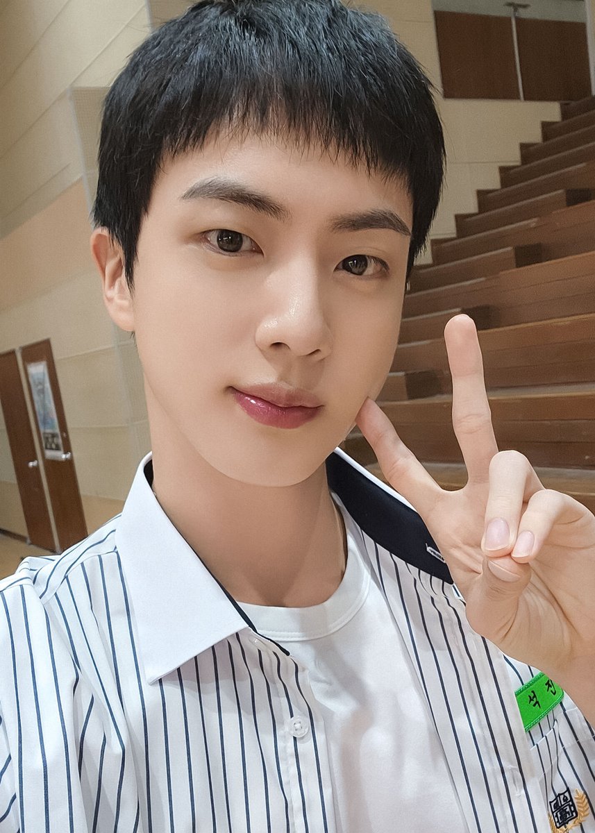 ifIRuledTheArmy's tweet photo. [#GününBangtanı] #RunJin BÖLÜM 2 
🏫 Süperstar Jin Sunbae (T/N: Kıdemli) mezun olduğu okula başarıyla eve döndü! Hoobae'sinin (T/N: JUNIOR) tezahüratlarını alması ve şifa almayı sevmesi gerekecek! Teşekkürler Hoobaes! 🔥💜

#TodaysJin #진 #Jin #BTS https://t.co/YcrvZChZP4