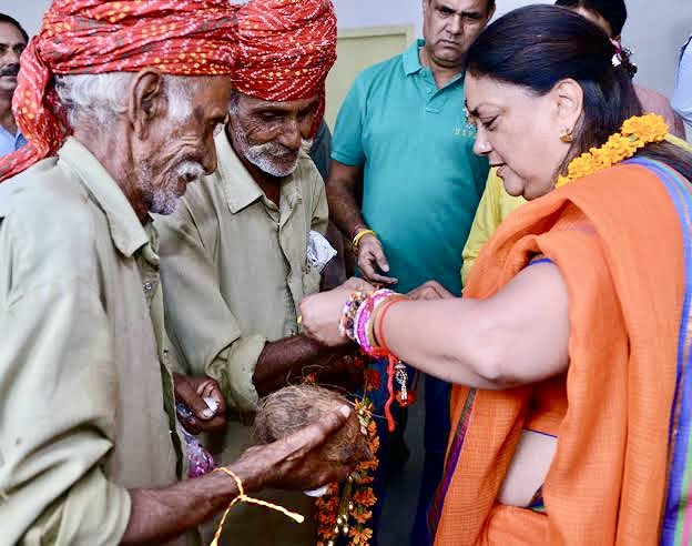 राम और श्याम मेरे मुँहबोले भाई, मेरे झालावाड़ परिवार का एक अभिन्न अंग। कल रक्षाबंधन के दिन श्री बापू सिंह जी, जिन्हें हम श्याम बुलाते थे, अचानक चल बसे। उनका निधन मेरे लिए व्यक्तिगत क्षति है। 

आज मन व्यथित है। बीते दो दशक में कोई रक्षाबंधन ऐसा नहीं गया, जब दोनों भाइयों को मैंने