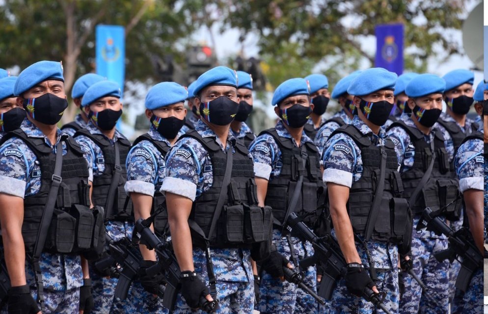 Marchfoward's tweet photo. Aku nampak ada org kritik pasal isu latihan ketenteraan ni.  Camni sebenarnya 

Baca sampai habis

Jurulatih jurulatih Tentera Malaysia ni mereka dah dilatih dah untuk latih askar kita dgn latihan seberat itu. Diorang tahu dh latihan tu camana nak jalankan. Nak belasah takat mana angle mana tanpa mengancam kesihatan 

Selain itu ketika latihan akan sentiasa ada pegawai kesihatan yang standby kalau apa apa jadi 

Jadi semua ikut SOP 

Korang salah kritik ni. Yang patut kritik kalau ragging luar latihan, ragging buat sendiri atau ragging level Zulfarhan Osman tu itu ya salah. Part ni ya kena kritik tapi latihan ni bab berbeza

Kalau dalam latihan biarkan saja jangan kritik 

Latihan itulah yang pastikan tentera kita kekal berkualiti sampai skrg. Dan Disegani di peringkat antarabangsa . Dan rakyat sendiri rasa keamanan tu

Diorang kena kuat dan kental sbb musuh dalam perang takkan kesian kat kau. Tgk sendiri apa jadi kat Sudan, Syria, Lubnan, Palestin, Congo apa jadi. Undang undang antarabangsa tak wujud pun dalam perang. Diorang kalau kalah atau tak kuat. Kita org awam akan jadi mangsa

Tentera kena kuat dan diorang hadap kejahatan sebenar iaitu pihak yang cuba nodai tanah air kau

Diorang ialah killing machine but being trained to control it. Membunuh atau dibunuh itu kerja diorang 

Like I Say musuh takkan kesian kat kau

Tolonglah hentikan mentaliti yang keganasan ni tak elok. Keganasan tak elok kalau tak dikawal. Tak semua hal kau kena berlembut 24 Jam. Ada benda ko kena guna kekerasan lagi lagi dari segi keselamatan negara. Sbb melibatkan tentera ni diorang kena ganas dan bersedia bunuh musuh sbb musuh takkan kesian kat kau 

Kalah atau menang

Membunuh atau dibunuh

Faham itu