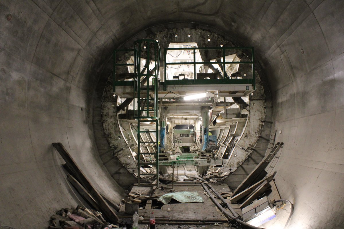 DPPOficialni's tweet photo. 🚇 🏗 METRO D | Na stavbě prvního úseku metra D máme za sebou další milník, ✅a to dokončení trvalého ostění v prvním úseku traťového tunelu mezi stanicemi Pankrác D a Olbrachtova. Jedná se o levý jednokolejný tunel navazující na dvoukolejný tunel od rozpletu se spojkou D-C a ústící do levého staničního tunelu ve stanici Olbrachtova. 

🔵Nyní pokračují stavební práce na definitivním ostění (tunel je dokončen, nadále monitorován a připraven na instalaci technologií) v pravém staničním tunelu ve stanici Olbrachtova. Po jejich dokončení budou stavaři realizovat definitivní ostění i v pravém jednokolejném mezistaničním tunelu. 

📷FOTO: HOCHTIEF CZ a. s. 

ℹKompletní info ke stavbě: https://t.co/OJWCz3dvuo