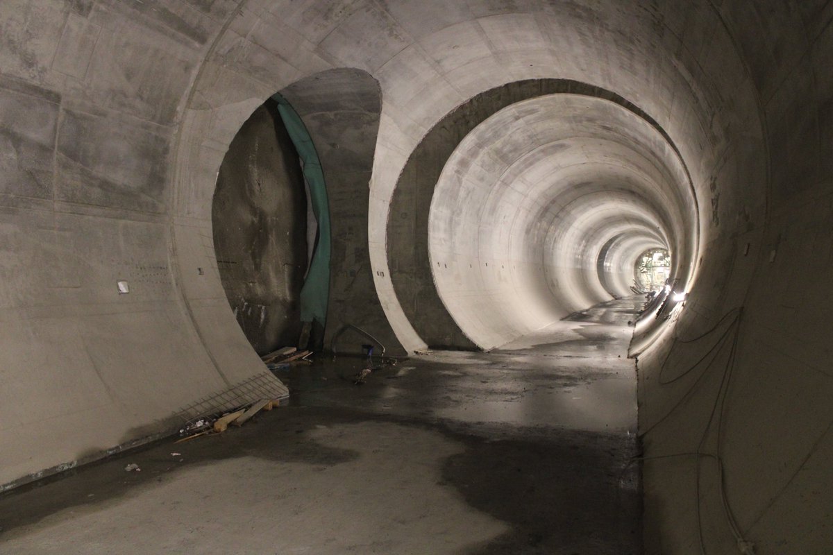 DPPOficialni's tweet photo. 🚇 🏗 METRO D | Na stavbě prvního úseku metra D máme za sebou další milník, ✅a to dokončení trvalého ostění v prvním úseku traťového tunelu mezi stanicemi Pankrác D a Olbrachtova. Jedná se o levý jednokolejný tunel navazující na dvoukolejný tunel od rozpletu se spojkou D-C a ústící do levého staničního tunelu ve stanici Olbrachtova. 

🔵Nyní pokračují stavební práce na definitivním ostění (tunel je dokončen, nadále monitorován a připraven na instalaci technologií) v pravém staničním tunelu ve stanici Olbrachtova. Po jejich dokončení budou stavaři realizovat definitivní ostění i v pravém jednokolejném mezistaničním tunelu. 

📷FOTO: HOCHTIEF CZ a. s. 

ℹKompletní info ke stavbě: https://t.co/OJWCz3dvuo