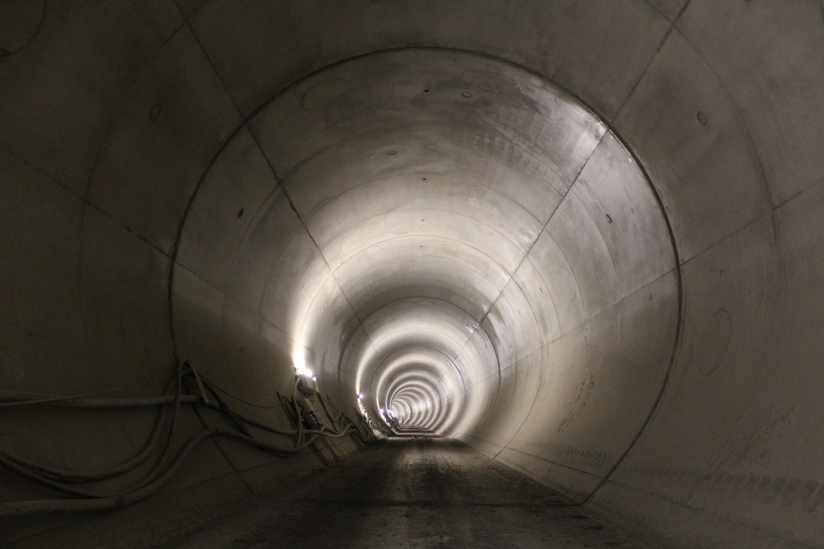 DPPOficialni's tweet photo. 🚇 🏗 METRO D | Na stavbě prvního úseku metra D máme za sebou další milník, ✅a to dokončení trvalého ostění v prvním úseku traťového tunelu mezi stanicemi Pankrác D a Olbrachtova. Jedná se o levý jednokolejný tunel navazující na dvoukolejný tunel od rozpletu se spojkou D-C a ústící do levého staničního tunelu ve stanici Olbrachtova. 

🔵Nyní pokračují stavební práce na definitivním ostění (tunel je dokončen, nadále monitorován a připraven na instalaci technologií) v pravém staničním tunelu ve stanici Olbrachtova. Po jejich dokončení budou stavaři realizovat definitivní ostění i v pravém jednokolejném mezistaničním tunelu. 

📷FOTO: HOCHTIEF CZ a. s. 

ℹKompletní info ke stavbě: https://t.co/OJWCz3dvuo