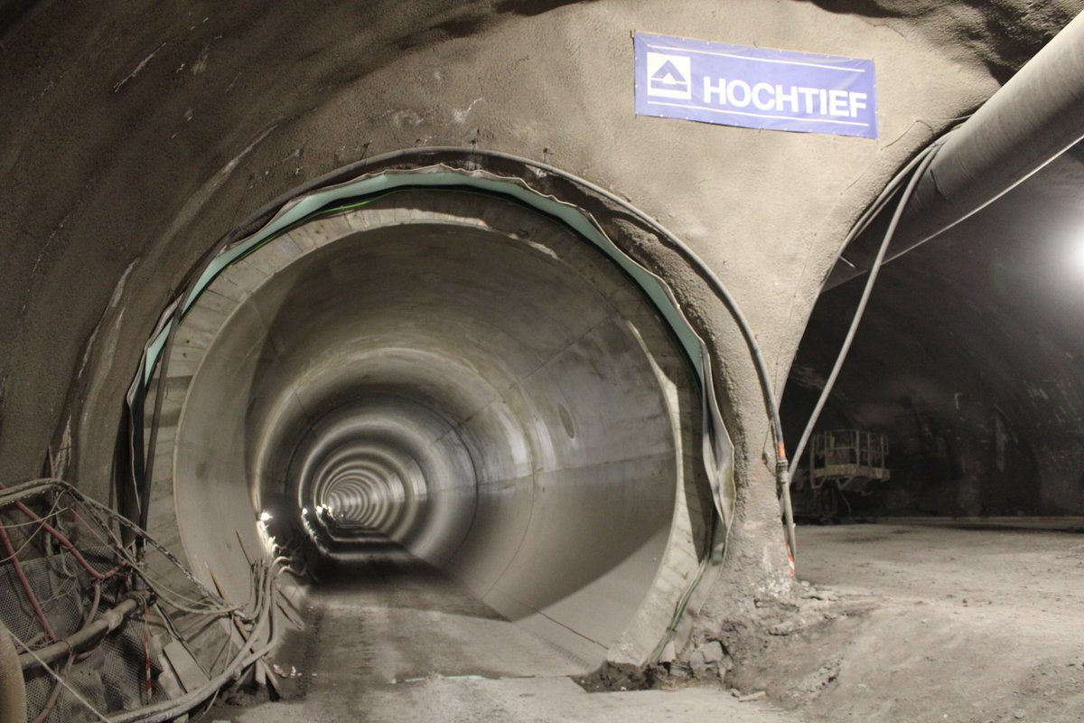 DPPOficialni's tweet photo. 🚇 🏗 METRO D | Na stavbě prvního úseku metra D máme za sebou další milník, ✅a to dokončení trvalého ostění v prvním úseku traťového tunelu mezi stanicemi Pankrác D a Olbrachtova. Jedná se o levý jednokolejný tunel navazující na dvoukolejný tunel od rozpletu se spojkou D-C a ústící do levého staničního tunelu ve stanici Olbrachtova. 

🔵Nyní pokračují stavební práce na definitivním ostění (tunel je dokončen, nadále monitorován a připraven na instalaci technologií) v pravém staničním tunelu ve stanici Olbrachtova. Po jejich dokončení budou stavaři realizovat definitivní ostění i v pravém jednokolejném mezistaničním tunelu. 

📷FOTO: HOCHTIEF CZ a. s. 

ℹKompletní info ke stavbě: https://t.co/OJWCz3dvuo