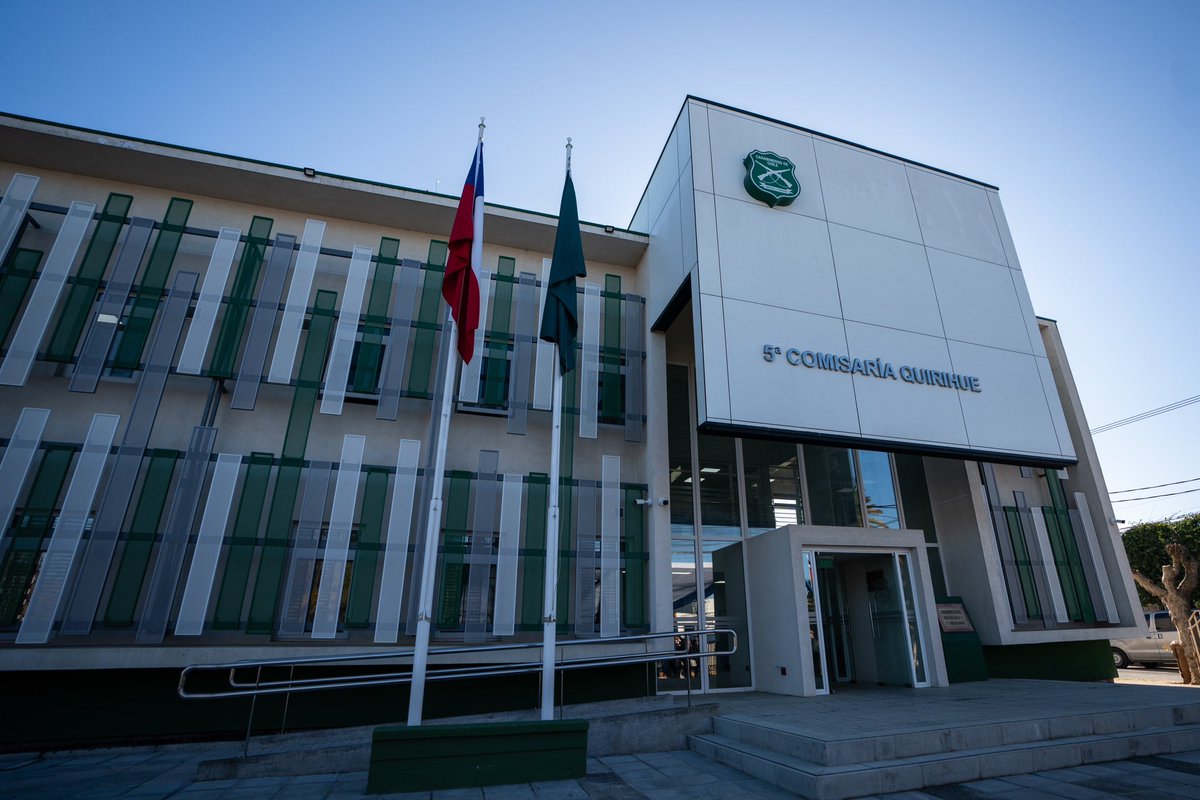 GabrielBoric's tweet photo. Como Gobierno hemos realizado un esfuerzo sin precedentes en materia de seguridad pública. En ese marco, hoy dimos por inaugurada formalmente la reposición de la 5° Comisaría de Quirihue, que forma parte del Plan de Modernización de las Unidades de Carabineros de Chile.

Esta comisaría corresponde a una inversión de más de 2.860 millones y contará una dotación de 44 funcionarios, entre oficiales, suboficiales y personal de carabineros. Además, contará con personal especializado en atención a víctimas de violencia intrafamiliar, violencia contra la mujer, delitos sexuales y vulneración de derechos de niños, niñas, adolescentes y adultos mayores. Sepan compatriotas que nuestra principal prioridad es que ustedes puedan vivir en paz y tranquilidad, para eso estamos trabajando.