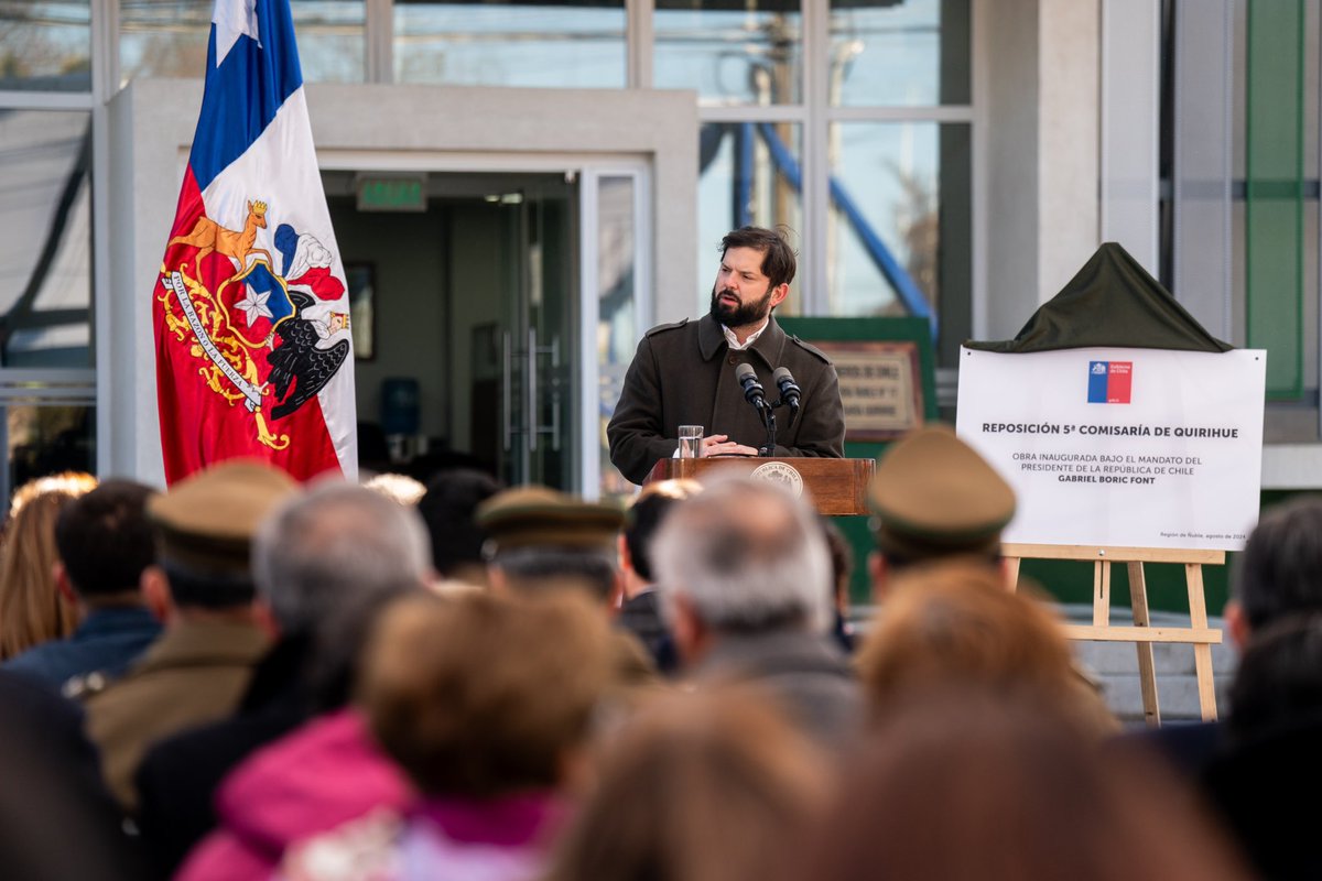GabrielBoric's tweet photo. Como Gobierno hemos realizado un esfuerzo sin precedentes en materia de seguridad pública. En ese marco, hoy dimos por inaugurada formalmente la reposición de la 5° Comisaría de Quirihue, que forma parte del Plan de Modernización de las Unidades de Carabineros de Chile.

Esta comisaría corresponde a una inversión de más de 2.860 millones y contará una dotación de 44 funcionarios, entre oficiales, suboficiales y personal de carabineros. Además, contará con personal especializado en atención a víctimas de violencia intrafamiliar, violencia contra la mujer, delitos sexuales y vulneración de derechos de niños, niñas, adolescentes y adultos mayores. Sepan compatriotas que nuestra principal prioridad es que ustedes puedan vivir en paz y tranquilidad, para eso estamos trabajando.