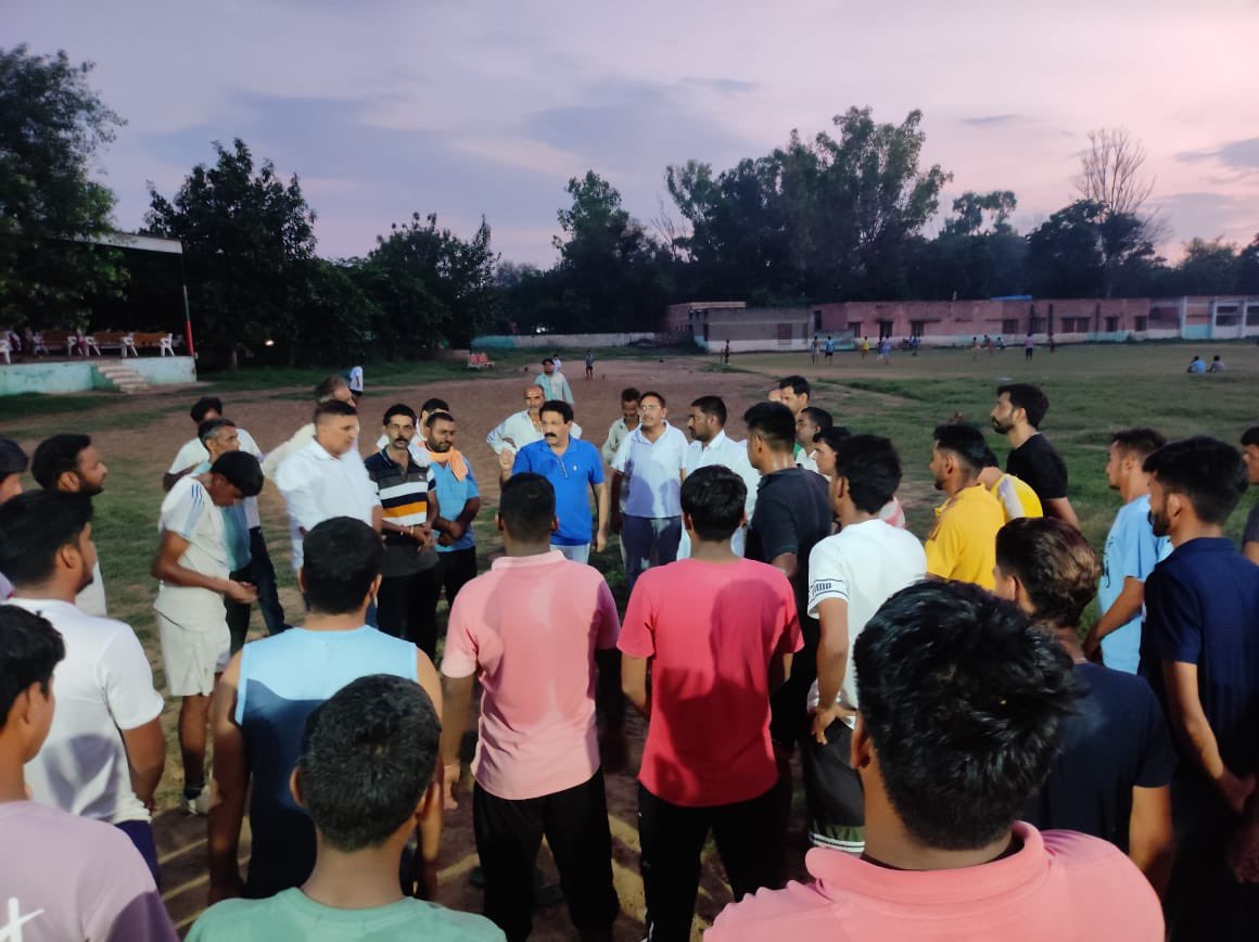 dr_siwatch's tweet photo. आज गांव ढिंगसरा में खेल के मैदान में खिलाड़ियों से चर्चा की व आगामी टूर्नामेंट के लिये शुभकामनाएँ दी 🙏🏻🇮🇳
#Congress #haryana https://t.co/nZMYlCLh0Y