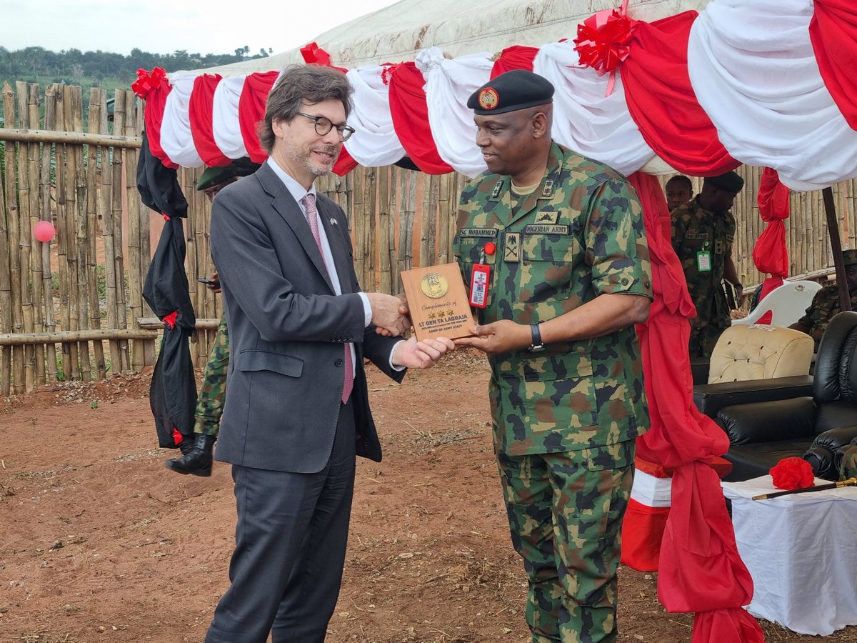 UKinNigeria's tweet photo. Today, DHC @JonnyBaxterFCDO joined 🇳🇬’s Chief of Army Staff, Lt. Gen. Lagbaja, represented by Maj Gen SG Mohammed to open a counter insurgency facility donated by the 🇬🇧 govt, to help enhance @HQNigerianArmy's training and better prepare them for effective deployments. https://t.co/rHvN9oPcVu