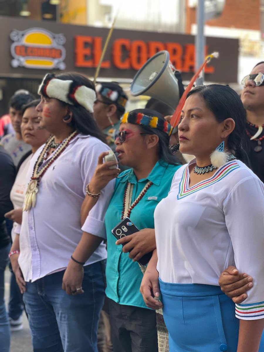 nawe_org's tweet photo. El pueblo Waorani, junto a la @CONAIE_Ecuador y varias organizaiones aliadas, se movilizan al Ministerio de Minas y Petrólero, al cumplirse un año de la Consulpat Popular por el Yasuní. 
#SomosNAWE #Yasunísí #SomosResistencia https://t.co/0EVHQ6BrCj