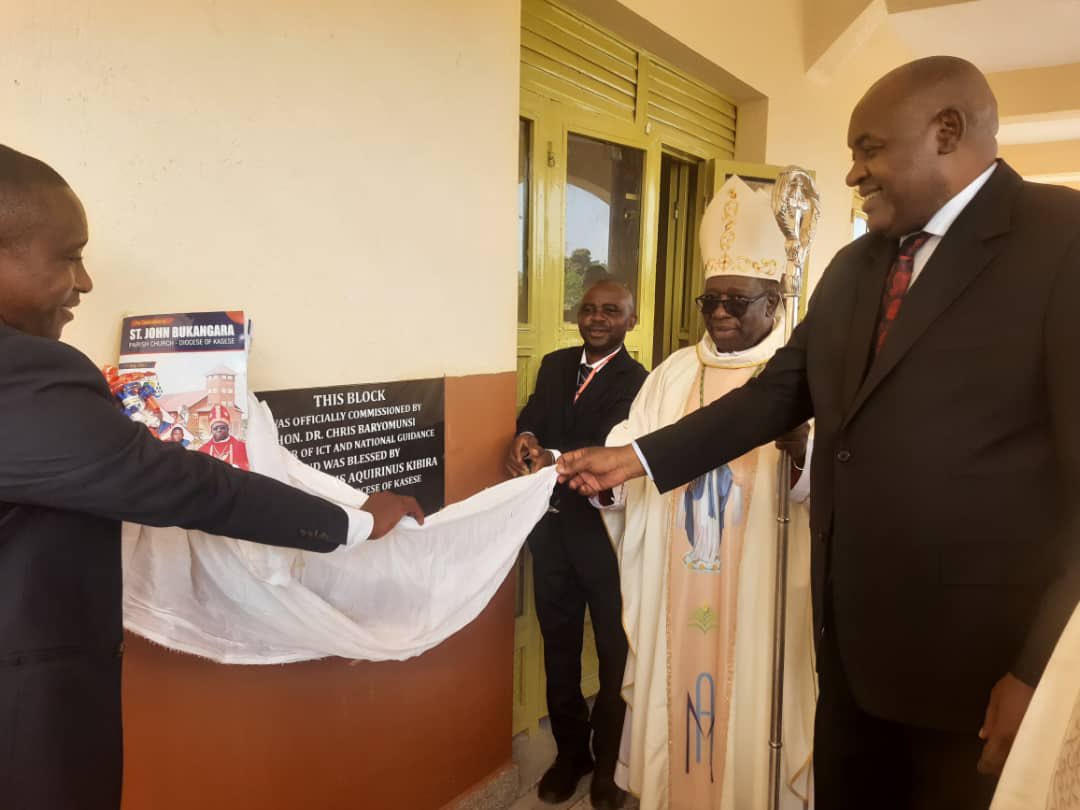 CHRISBARYOMUNS1's tweet image. I represented His Excellency @KagutaMuseveni on commissioning a two-story classroom block at St. John's Bukaranga Primary School,located at St. John Bukaranga Parish Church in the Diocese of Kasese.I highlighted the contribution of Fr. Maria Werner Hess and friends from…