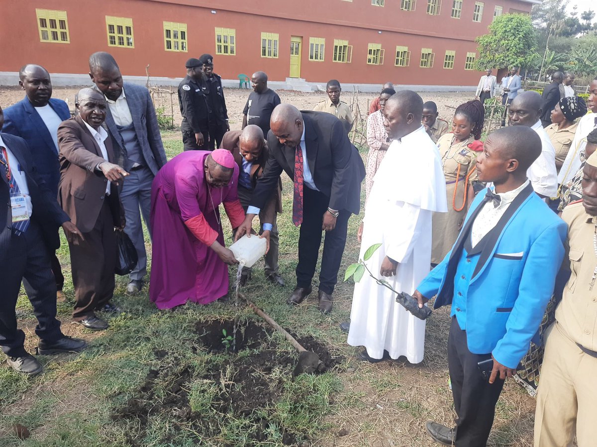 CHRISBARYOMUNS1's tweet image. I represented His Excellency @KagutaMuseveni on commissioning a two-story classroom block at St. John's Bukaranga Primary School,located at St. John Bukaranga Parish Church in the Diocese of Kasese.I highlighted the contribution of Fr. Maria Werner Hess and friends from…