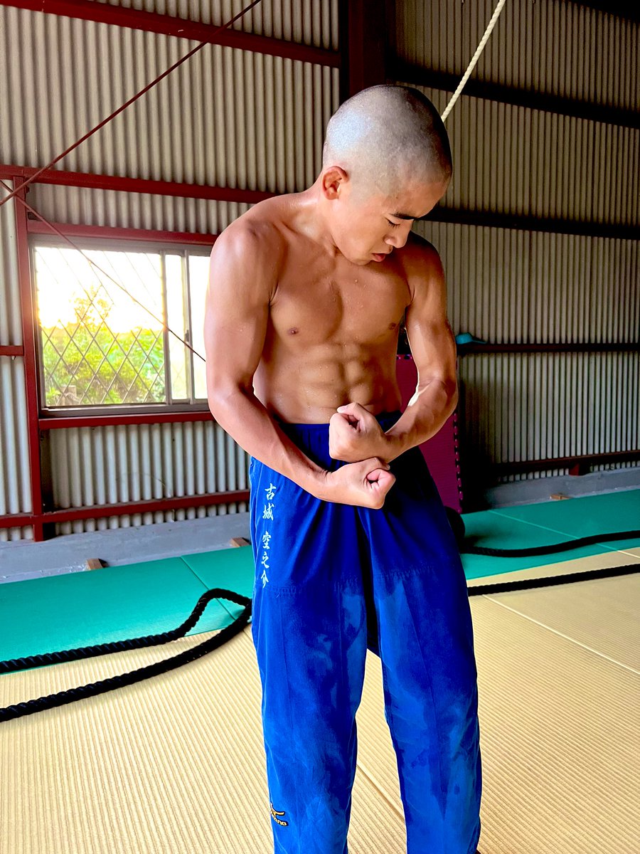 普段サポートしてる中学生の選手が全国大会へ明日出発🛫乱取、トレーニングが今日で最後の日となった。技、体は整った。後は心だ。心は1秒もあれば落ちる事も上がる事もある…己との戦いだ。いい夏にしてほしい。

#中体連