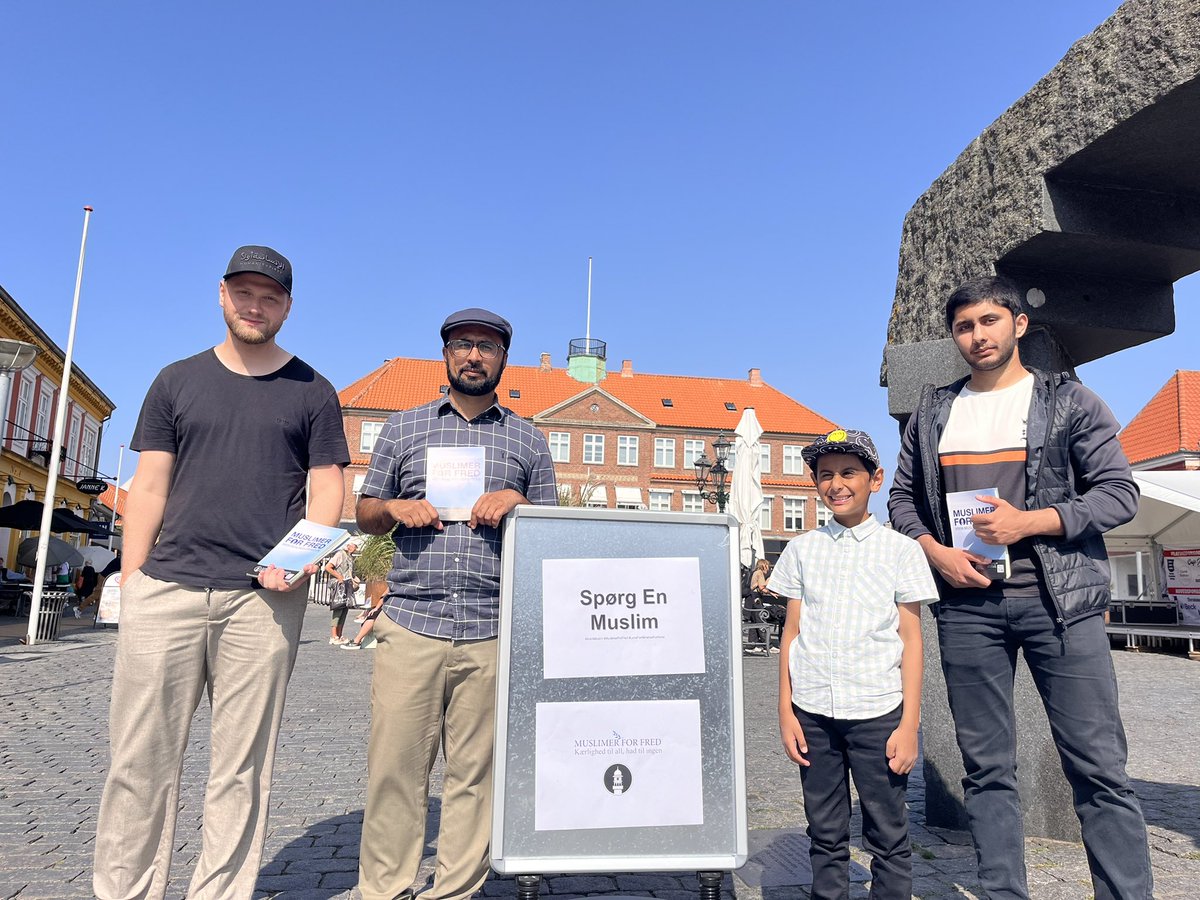 AhmadiyyaSWE's tweet photo. Vi har haft en mycket fin dag i Bornholm 🇩🇰 och samtalat och informerat om Islam. Vi intervjuades av TV, radio och tidningen om vårt initiativ och hade en mycket trevlig eftermiddag på torget.
#frågaenmuslim #kærlighedtilalle #generationguld #muslimerforfred https://t.co/xIibRqujQ4