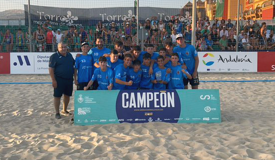 fondo_sur7's tweet photo. TRES MEDALLAS DE ORO EN UN VERANO HISTÓRICO... Los infantiles del club @BMPMarMenor, han logrado un hito histórico consiguiendo tres medallas de oro este verano. Desde Fondo Sur felicitamos a los chicos, a padres y madres, al cuerpo técnico, y al club por leste logro. https://t.co/52LtTzgbDk