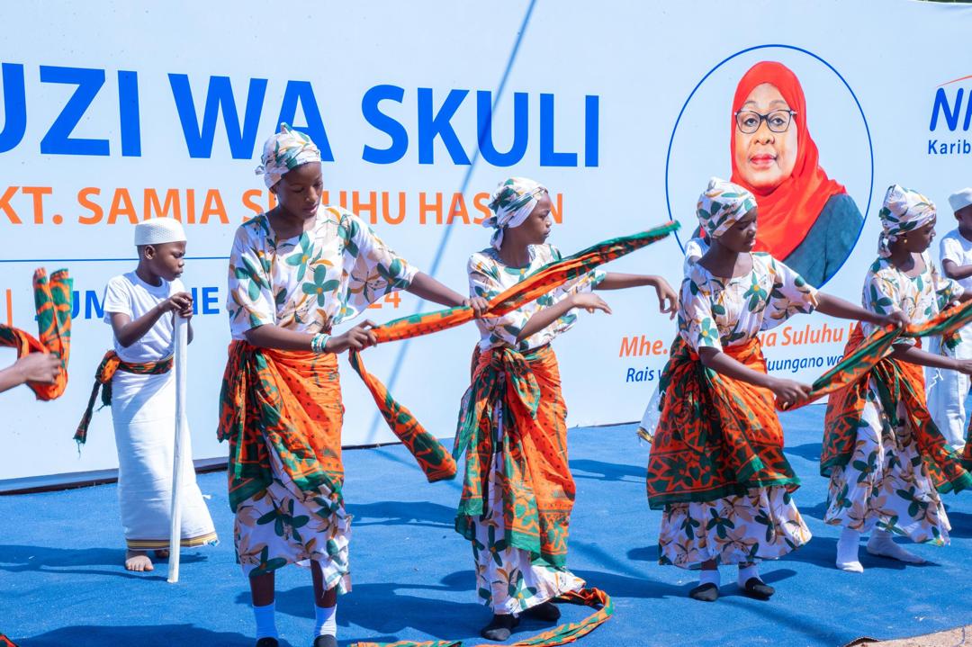 SuluhuSamia's tweet photo. Mojawapo ya njia nzuri zaidi kwa taifa letu kuwalinda watoto na kujihakikishia kesho njema ya nchi yetu ni kuwapa fursa ya kupata elimu na malezi kimaadili na kiakili toka ngazi ya chini kabisa. Hili ni jukumu la Serikali na kila Mtanzania; kushiriki katika elimu na malezi ya watoto wa taifa letu. Tunajivunia maendeleo makubwa kwenye eneo hili tukiwa moja ya nchi vinara kwa Bara letu la Afrika, ambapo pamoja na mambo mengine tumejenga shule za awali karibu katika kila Shule ya Msingi nchini.

Mapema leo nikiwa na baadhi ya watoto wa Shehia ya Tasani, Makunduchi, Kusini Unguja, Zanzibar baada ya Ufunguzi wa Skuli ya Maandalizi Tasani. Ufunguzi huu ni sehemu ya Tamasha la Kizimkazi linalogusa uchumi, utamaduni, mafunzo ya ujasiriamali hasa kwa vijana pamoja na shughuli za kijamii.