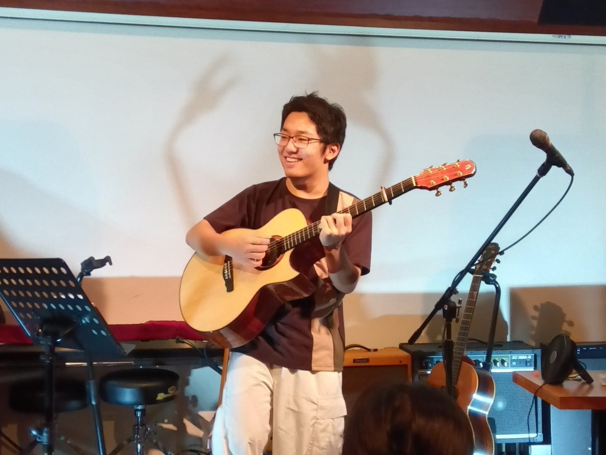 amayadori_123's tweet photo. リビングルームライブみたいな気張らないMCと、音の行方を確かめるようなゆったりした演奏。変わらないでほしいなぁて思うとこはそのままに新しいことに挑戦しようとする姿に、ライブ中ひとり静かに感動してました。次のライブも楽しみ!涼しくなるのも…楽しみ!!💗笑
#西村ケント
#UncleJam 8/17(土) https://t.co/i0K8WJaPLv
