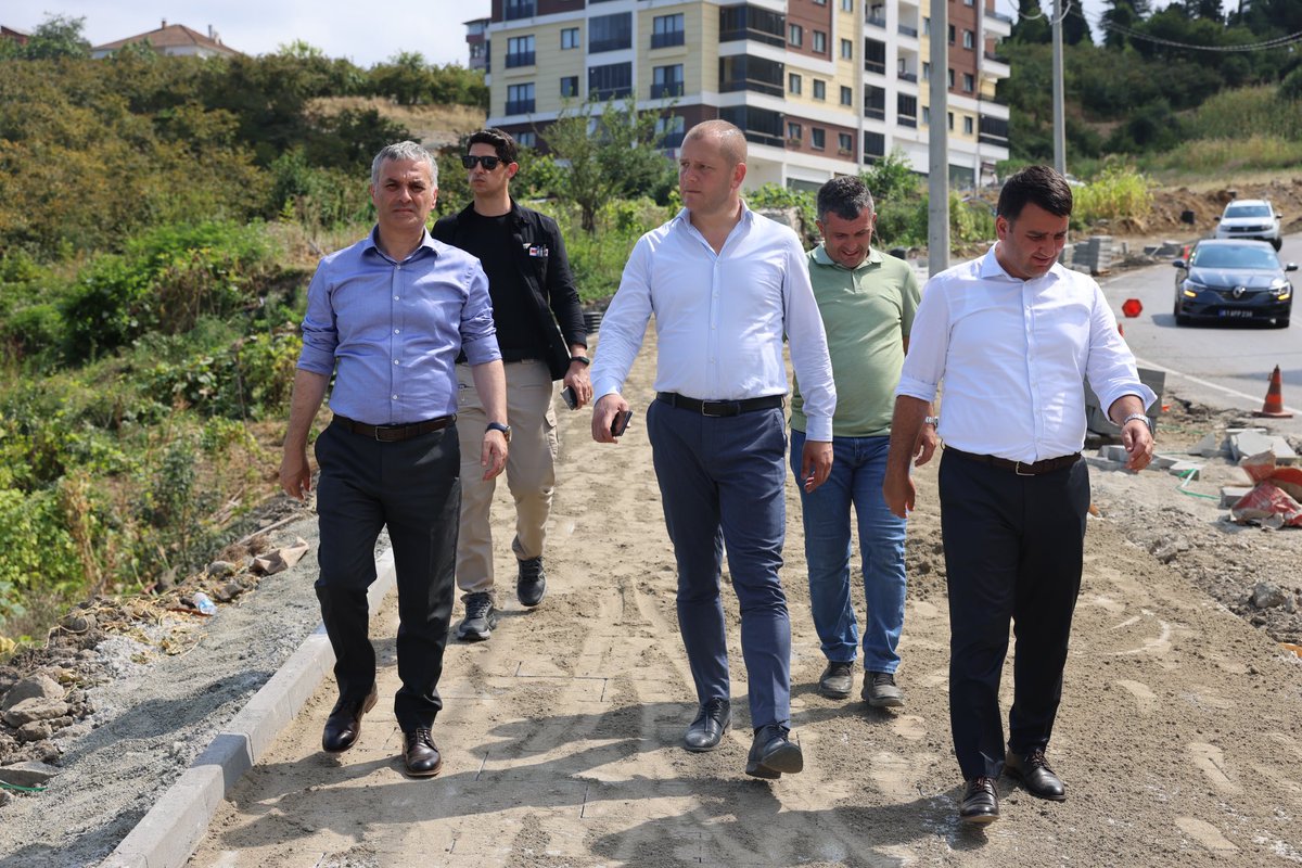 Belediye Başkanımız Mustafa Bıyık, Kaşüstü Mahallesi Muratlı Caddesi’nde (Hastane Yolu) Trabzon Büyükşehir Belediyesi tarafından yapımına devam edilen kaldırım çalışmalarını yerinde inceledi.