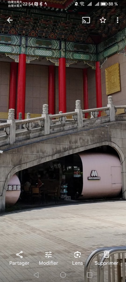 Imaginez un McDonald's entre les colonnes du Panthéon 🤣