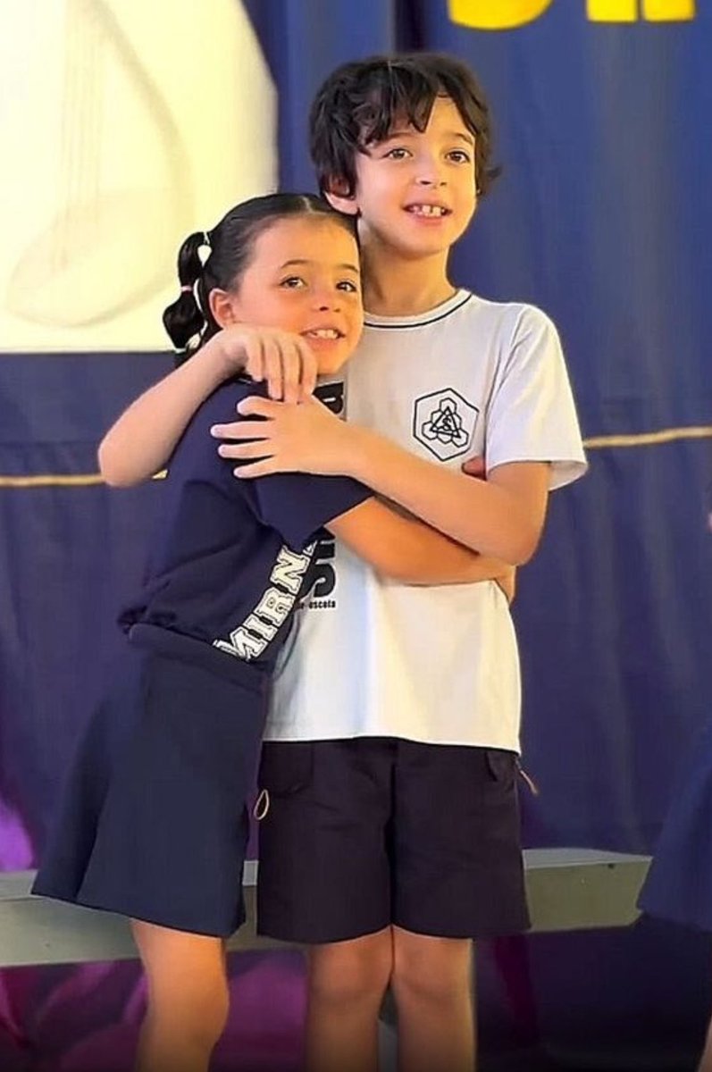 800Noticias_'s tweet photo. 🥺♥️ ¡VIDEO VIRAL!

Una niña se roba el corazón del mundo tras un video en el cual se la ve de manera cariñosa ayudando a un compañero con autismo en su clase de preescolar.

Video cortesía: @marihermanomkt https://t.co/wE55GbTkij