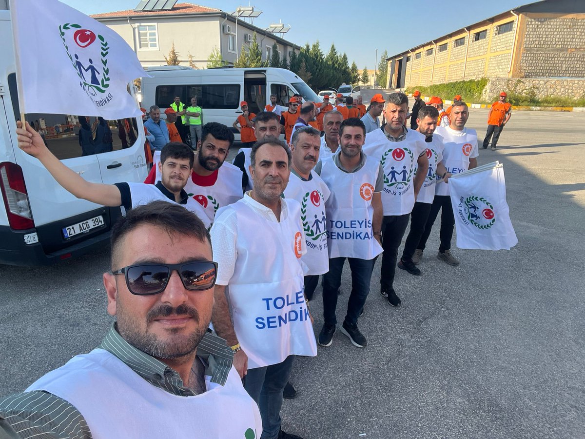 Omuz omuza 
Güvenle 
Kararlılıkla 

<a href="/KOOPISSENDIKASI/">Koop-İş Sendikası</a> 
<a href="/alemdareyup/">Eyüp Alemdar</a>
<a href="/turkiskonf/">TÜRK-İŞ</a>