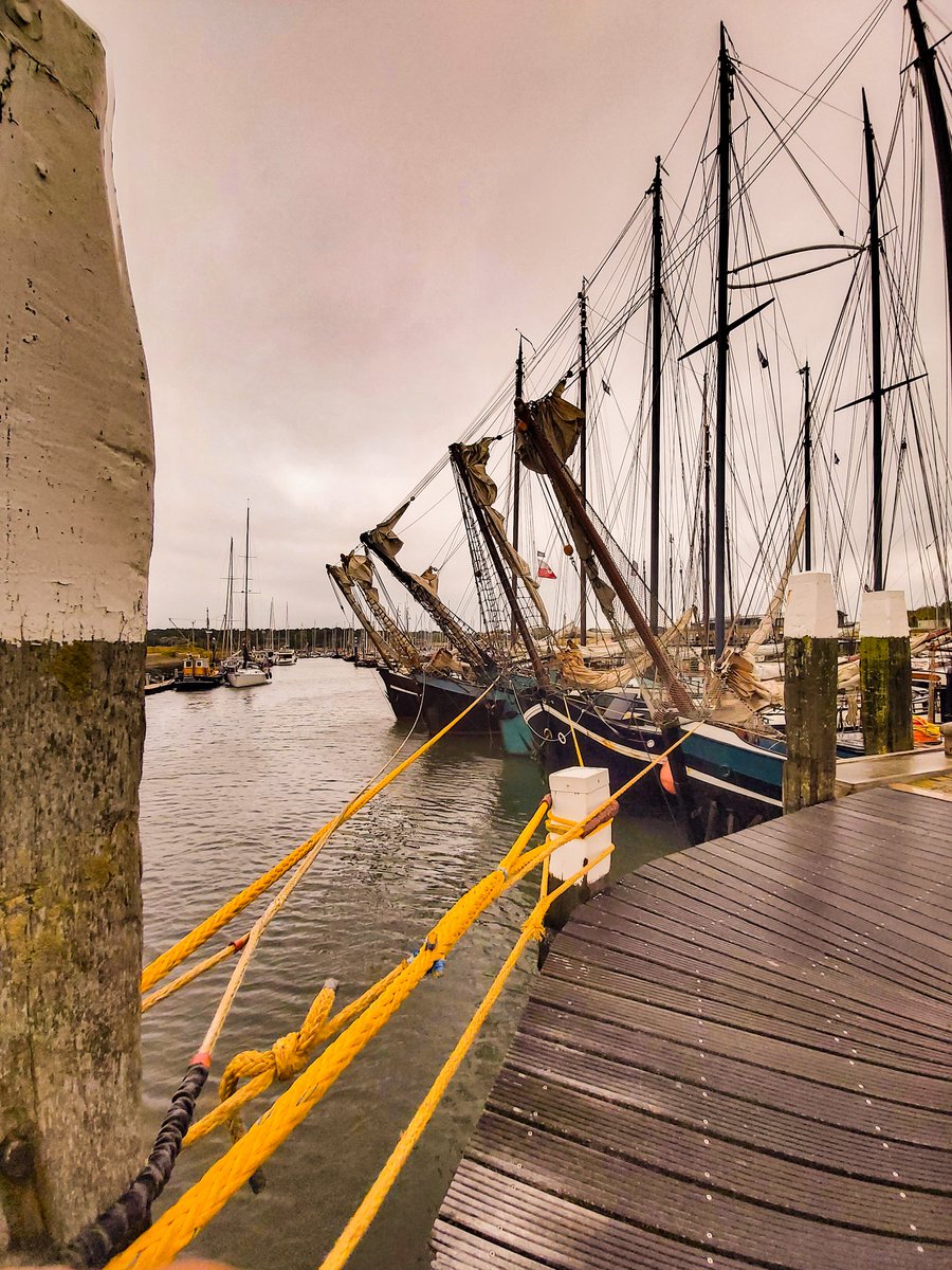 Gesellig auf Vlieland! 😁⛵⛱️🌂
#LaBohème #Segeln #Wattenmeer #Vlieland #Sommersturm #August #Abenteuer #Freiheit #HollandSail #oceanlovers #sailorslife