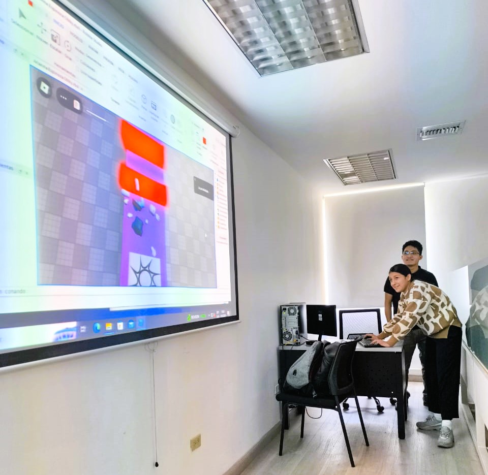 EduContinuaPUCE's tweet image. Finalizaron con éxito los vacacionales de #Python y #DesarrollodeVideoJuegos, realizados en colaboración con Algorithmics. 

Al concluir las clases, los #estudiantes presentaron sus proyectos, demostrando así la aplicación de los conocimientos adquiridos.

¡Felicidades a todos!