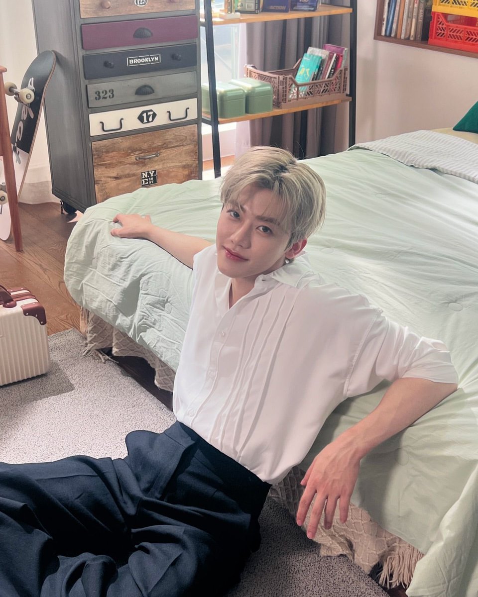 "이봐, 나를 봐!" 그녀는 카메라가 자신을 찍을 준비가 되었을 때 돌아서서 미소를 지었다. 그녀의 옅은 미소는 그것을 본 모든 사람에게 큰 영향을 주었다!