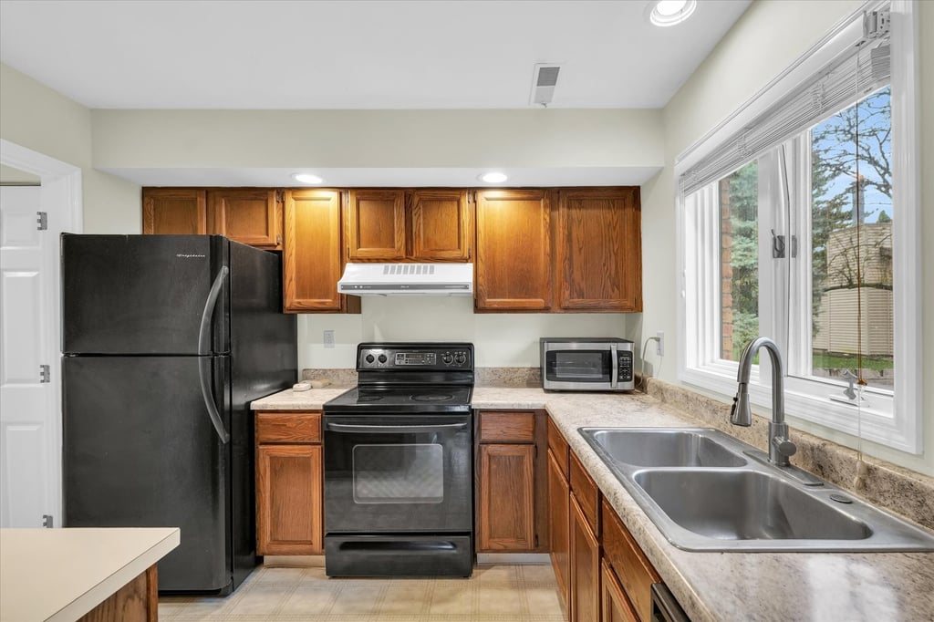 🌟 JUST LISTED: 1604 A Lyndhurst, Dr, Savoy - Where Convenience Meets Charm!
Step into this light and bright 2-bedroom, 2-bathroom Condo that's ready to become your new home sweet home! 🔑
Don't let this opportunity slip away! 📞Rose Price- 217-202-8843