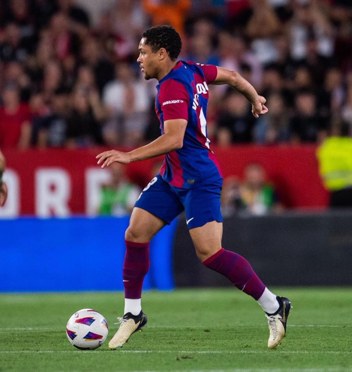 Vincenzo_dali's tweet photo. Noticia-se na Espanha a possibilidade de saída de Vitor Roque do Barcelona, por €20 milhões fixos, ainda nessa janela. Furacão tem 20% dos direitos, ficaria com fatia de €4M (R$24M).

Caso Khellven, do CSKA, deixe o clube pelo valor noticiado pelo @OGlobo_Esportes, de €10 milhões, Furacão levaria €2M (R$12M), pois também tem 20%.

Clube já levou R$107M com Bento, R$13,5M com Alex Santana e R$14M com 30% da venda de Abner, do Betis ao Lyon.

Clube poderia faturar R$170.5 milhões de reais na janela. E decide não investir.