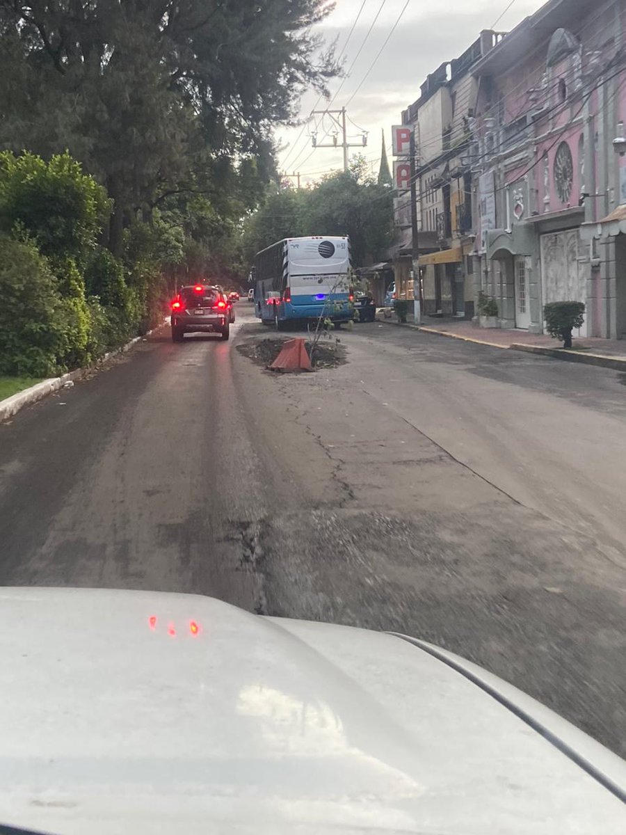 CI_CDMX's tweet photo. @C5_CDMX @SOBSECDMX Nos apoyan con este #Megabache ubicado sobre la Av. #DeLasTorres entre #ColoColo y #ClubDeFútbolPeñarol, Col. #ArboledasDelSur, @TlalpanAl, ya hasta le pusieron un árbol y un trafitambo como señalizacion. https://t.co/9OHZtwFJYZ