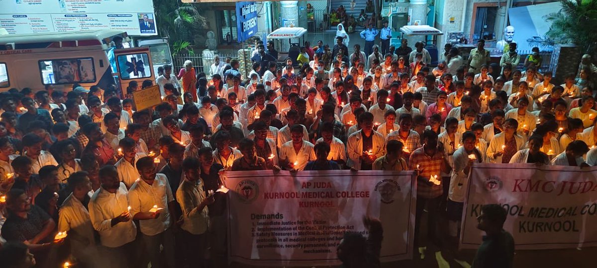 juda_kmc's tweet photo. Day 1 -candle light march in solidarity with RG KAR hospital incident kolkata
#JusticeForRGKar #JusticeForAbhaya 
@ncbn @PMOIndia @naralokesh @PawanKalyan https://t.co/0NsbdHvckU