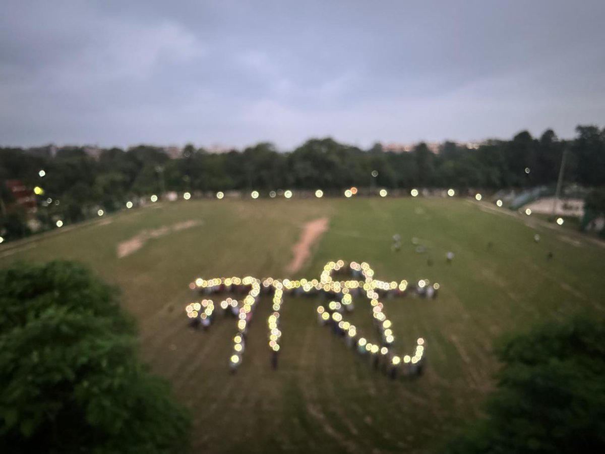 shimonakTOI's tweet photo. Human chain with flashlight at PGIMER #Chandigarh #justiceformoumitadebnath continues @JPNadda @PMOIndia @RahulGandhi (This can't be a distraction!) @FAIMA_INDIA_ @timesofindia https://t.co/kBhjuYVsT2