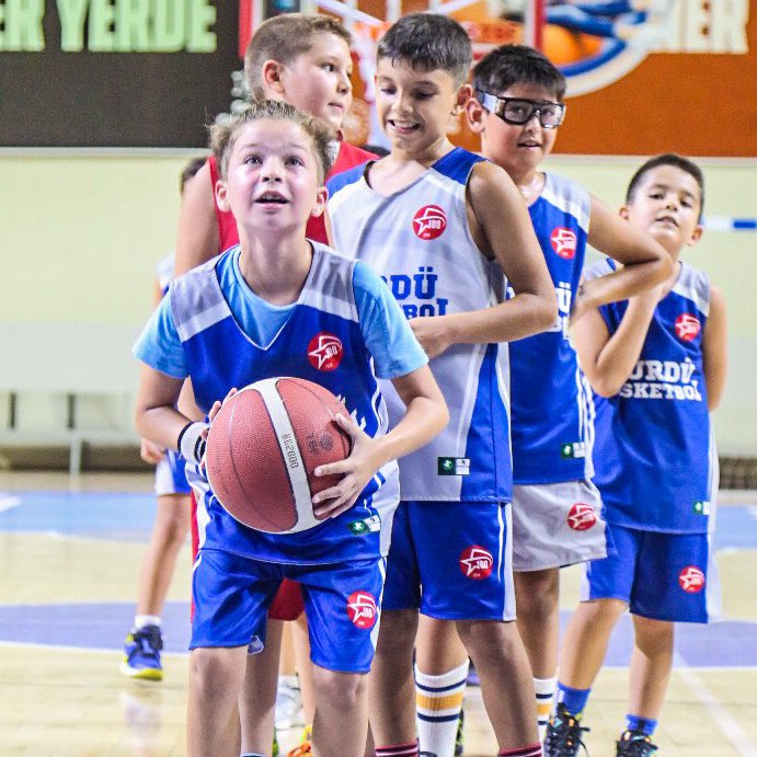 BasketbolTurdu's tweet photo. Basketbolun temel hareketlerinden biri olan şut pratik yapılarak geliştirilebilir.
U 11 Takımımızın Şut Antrenmanından Kareler 📸🏀❤️
.
.
.
.
#basketball #basket #ball #socialsteeze #baller #hoop #balling #sports #sport #court #net #rim #backboard #instagood #game #photooftheday https://t.co/yF322556uy